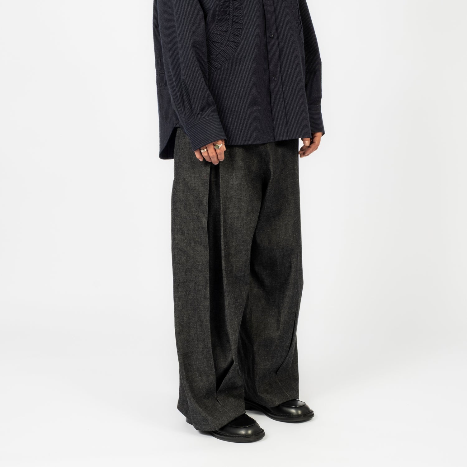 [SAGE NATION] BOX PLEAT TROUSER DENIM _ RAW BLACK