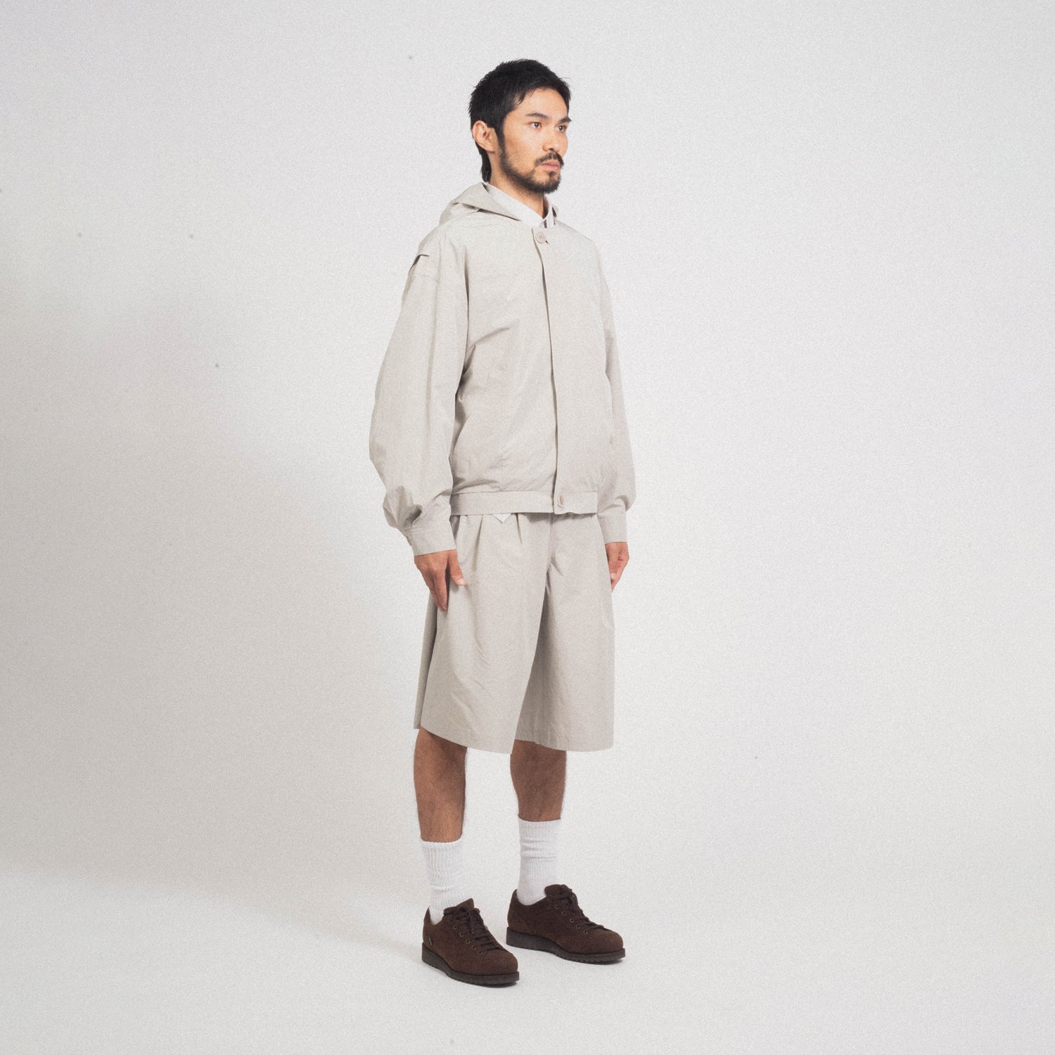 [AMOMENTO] TWO TUCK WIDE SHORTS _ GREY BEIGE