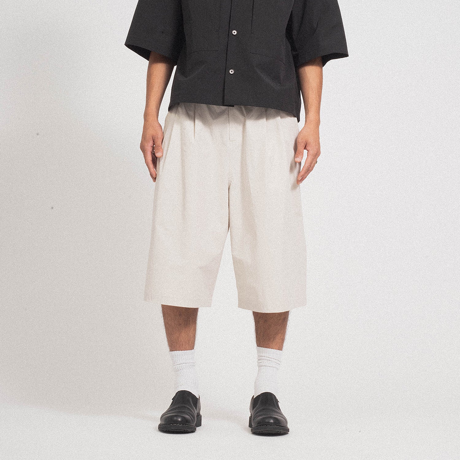 [AMOMENTO MEN] TWO TUCK WIDE SHORTS _ BEIGE