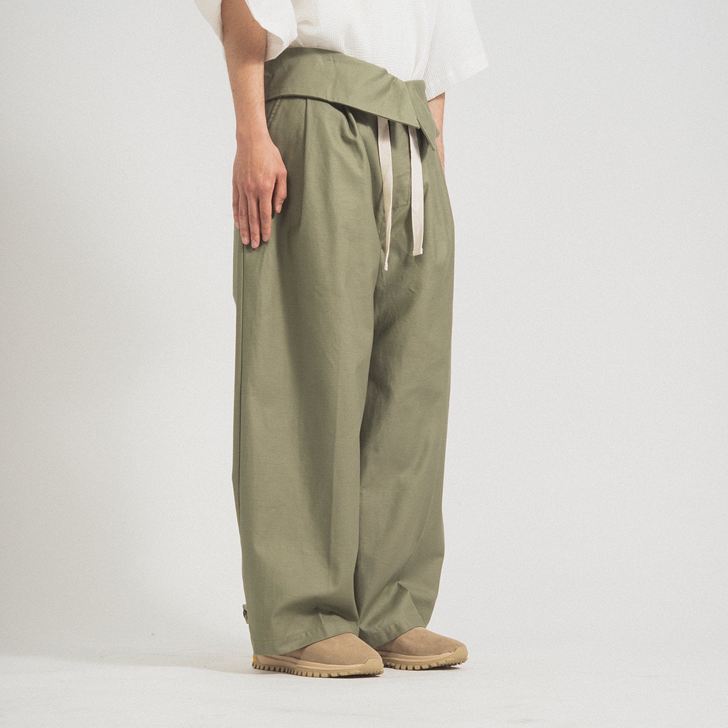 [SILLAGE] GURKHA PANTS BACK SATIN ORGANIC _ ARMY GREEN – MAILLOT